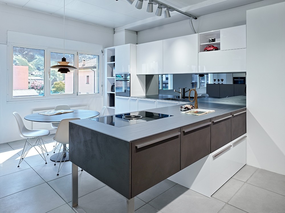 Design Küche weiss grau mit Tisch